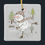 Snowman met prettige kerst keramisch ornament<br><div class="desc">Snowman-keramisch Ornament met snowman-keramiek Met een aangepast keramisch ornament brengt u veel meer vakantiekeramiek in uw boom. Voeg familiefoto's,  afbeeldingen en persoonlijke berichten toe aan beide zijden van dit ornament. Een streng gouden draad maakt het gemakkelijk om deze fantastische kluts op te hangen.</div>