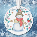 Snowman met Red Bird WreatKinderen Ornament<br><div class="desc">Dit ornament van Holiday heeft een gelukkige sneeuwman die zich allemaal verkleed heeft in zijn bovenste hoed, wintersjaal, jasje en wanten. Met een grote glimlach op zijn gezicht kijkt hij naar een kleine rode kardinaalvogel die in een blauw blad en rode bessen woeste. De rug van het ornament houdt uw...</div>