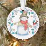 Snowman met Red Bird WreatKinderen Ornament<br><div class="desc">Dit ornament van Holiday heeft een gelukkige sneeuwman die zich allemaal verkleed heeft in zijn bovenste hoed, wintersjaal, jasje en wanten. Met een grote glimlach op zijn gezicht kijkt hij naar een kleine rode kardinaalvogel die in een blauw blad en rode bessen woeste. De rug van het ornament houdt uw...</div>