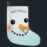 Snowman met rotsnoepneus koelen kleine kerstsok<br><div class="desc">Dit grappige gemaakt in de Amerikaanse kerstbezetting kenmerkt een schattige glimlachende sneeuwman met wortelneus. Ga de naam van iemand in dierbaar op het editable tekstgebied in en druk hem met uw geweldige cadeaus van Pasen dit vakantieseizoen!</div>