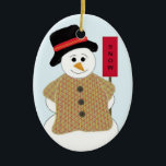 Snowman met sneeuwbord keramisch ornament<br><div class="desc">Een schattige sneeuwman gekleed in een donkere jas,  zwart pet met een teken dat 'sneeuw' zegt.</div>