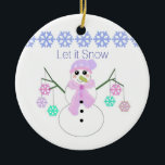 Snowman met Snowflakes Keramisch Ornament<br><div class="desc">Een schattige sneeuwman met takken voor wapens,  met kleurrijke sneeuwvlokken ornamenten. Een grens van blauwe sneeuwvlokken accentueert de top. Het gezegde "Laat het sneeuwen" kan worden gewijzigd zoals gewenst.</div>