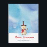 Snowman met vrolijk kerstfeest en glimlachen feestdagenkaart<br><div class="desc">Briefkaart met een schattige sneeuwpopillustratie. Hij draagt een zwart stovepipe pet, houdt een klassieke maïskolfpijp vast en draagt een rode sjaal. Hallo Staande in de koude witte sneeuw glimlachend en zwaaiend. De achtergrond bestaat uit een blauw waterverf. Tekst zegt Vrolijk kerstfeest in een schattig rood lettertype. Personaliseer deze vakantiekaart met...</div>