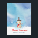 Snowman met vrolijk kerstfeest en glimlachen feestdagenkaart<br><div class="desc">Briefkaart met een schattige sneeuwpopillustratie. Hij draagt een zwart stovepipe pet, houdt een klassieke maïskolfpijp vast en draagt een rode sjaal. Hallo Staande in de koude witte sneeuw glimlachend en zwaaiend. De achtergrond bestaat uit een blauw waterverf. Tekst zegt Vrolijk kerstfeest in een schattig rood lettertype. Personaliseer deze vakantiekaart met...</div>