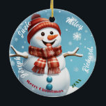 Snowman naam Ornament, gepersonaliseerde kerst Keramisch Ornament<br><div class="desc">Unieke Vrolijke Sneeuwman Gepersonaliseerde Kerstversiering voor uw familie Kerstviering. Deze vrolijke leuke sneeuwpop is klaar om wat feestvreugde te verspreiden! Ons unieke keramische ornament is aangepast met een lachende sneeuwpop jongleerende sneeuwvlokken Personaliseer dit kerstornament voor uw kind of kleinkinderen, kerstboodschap en op maat gemaakt jaar. Een streng van gouden draad...</div>