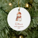 Snowman noemt eerste kerstdag van baby keramisch ornament<br><div class="desc">Schattigee Roze Nutrcraker Baby's Eerste Kerst Keramisch Ornament (Edit)</div>