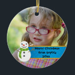 Snowman op Blue and Red Merry-kerstfoto Keramisch Ornament<br><div class="desc">Sneeuwman op een blauwe en rode foto kerstversiering. Pas je aan met de foto van je kind,  en dit zal het perfecte cadeau zijn voor grootouders,  tantes,  ooms of wie dan ook. Gebruik de knop Aanpassen om lettertype,  tekengrootte,  kleur of plaatsing te wijzigen.</div>