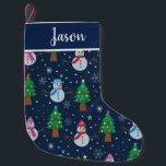 Snowman-patroon met kerstbomen, aangepast kleine kerstsok<br><div class="desc">Dit is een schattig gepersonaliseerd wit sneeuwpatroon in blauw,  rood en roze met kleurrijke kerstbomen en kleine sneeuwvlokken op een donkerblauwe achtergrond. Het heeft een douanenaam die u gemakkelijk kunt veranderen door op personalize sjabloon te klikken.</div>