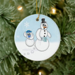 Snowman Poop Keramisch Ornament<br><div class="desc">Een schattige Pooping Snowman en getuige van sneeuwvrouwtje ornament voor de feestdagen. Het ziet er geweldig uit op je kerstboom of het hangen van je achterste uitzicht spiegel. Een grote lach voor de feestdagen.</div>