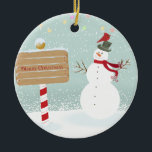 Snowman Red Birds van ons huis naar jou Keramisch Ornament<br><div class="desc">"Van ons huis naar jullie" - schattige sneeuwman met rode vogel en rode gestreepte kerstabel. Pas je eigen gegevens aan. Als u de tekst moet verplaatsen of de grootte,  het lettertype of de tekst moet wijzigen,  klikt u op Aanpassen!</div>