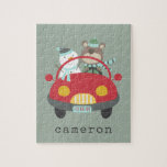 Snowman Red Car (geschikt voor kerstmis Beer) Legpuzzel<br><div class="desc">Geniet van het vakantieseizoen met deze schattige en kleurrijke aangepaste puzzel, met een grillige winterillustratie van een schattig beer en een sneeuwpop die in een rode auto rijdt. Personaliseer het met jouw naam in een retro-lettertype om het uniek voor u te maken. Deze charmante puzzel is een geweldig cadeau idee...</div>