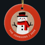 Snowman Schattigee kerstvakantie gepersonaliseerd Keramisch Ornament<br><div class="desc">Een leuk familie kerst ornament met een schattige sneeuwpop gekleed in een sjaal en een hoge hoed. Leuk vakantie ornament voor uw kerstboom. Personaliseer het met uw familienaam en jaar. Ontworpen voor u door Blackberry Boulevard.</div>
