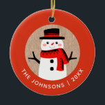 Snowman Schattigee kerstvakantie gepersonaliseerd Keramisch Ornament<br><div class="desc">Een leuk familie kerst ornament met een schattige sneeuwpop gekleed in een sjaal en een hoge hoed. Leuk vakantie ornament voor uw kerstboom. Personaliseer het met uw familienaam en jaar. Ontworpen voor u door Blackberry Boulevard.</div>