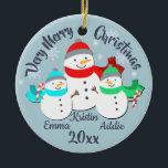Snowman Single Parent en 2 Kinder Keramisch Ornament<br><div class="desc">Kute snowman familievorming. Eenoudergezin,  familie van drie moderne gepersonaliseerde sieraden met drie vrolijke sneeuwmannen met petten en sjaals en een wortelneus die pepermuntsnoepjes vasthoudt voor een heel prettig kerstfeest.  Personaliseer met namen,  datum,  en een speciaal bericht.</div>