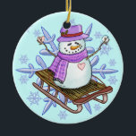 Snowman Sled aangepaste naam Ornament<br><div class="desc">Snowman Sled aangepaste naam Ornament, t-shirts en geschenken van ArtMuvz Illustration. Funny winter Sneeuwmannen shirt en sportkleding voor kerst, verjaardag. Unieke sneeuwman canvas tassen, stropdas, multomap, mok, ornament. Om jouw namen toe te voegen te personaliseren of tekst toe te voegen. Pas dit sneeuwpop ornament aan om het uniek van u...</div>