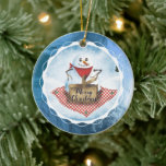 Snowman sneeuwstorm picknick gepersonaliseerde ker keramisch ornament<br><div class="desc">Waterverf stijl sneeuwman picknick in een sneeuwstorm met faux blauw folie achtergrond op deze kerstboom ornamenten voor fijnproevers of mensen die van sneeuwpoppen houden. Hij draagt een servet,  het openen van een picknickmand op een rode geruite of gingham deken in een besneeuwde sneeuwstorm,  perfect sneeuwweer!</div>