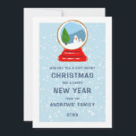Snowman Snow Wereldbol Cookie Illustratie Kerstmis Feestdagenkaart<br><div class="desc">Deze schattige en moderne kerstfeestkaart is geweldig voor het vakantieseizoen. Het is voorzien van een handgetekende sneeuwglobe gebakken koekjesillustratie in rood, blauw en groen boven op een pastelblauwe achtergrond met witte vallende sneeuwvlokken op de achterkant, die soortgelijke sneeuwvlokken en blauw lucht zijn. Het is leuk, artsachtig, leuk en speels voor...</div>