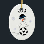 Snowman Soccer Player Keramisch Ornament<br><div class="desc">Een schattig ontwerp van een sneeuwpopspeler met een sneeuwpop met een voetbal voor een deel van zijn lichaam. Een bovenste hoed en een wortelneus accentueren hem.</div>