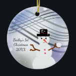 Snowman Swirl Eerste Kerstmis Keramisch Ornament<br><div class="desc">Een zoet ontwerp met een glimlachende sneeuwman die op een  achtergrond een sneeuwbal vasthoudt met rondjes strepen en sneeuw. Voeg informatie toe zoals gewenst.</div>