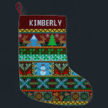 Snowman van de kerstzweten | Naam Kleine Kerstsok<br><div class="desc">Deze unieke, feestelijke vakantie is perfect voor de haard in kersttijd. Het bevat een origineel faux breipatroon dat bestaat uit rendieren, sneeuwpoppen, sneeuwvlokken, mistletoe, eikels, vogels, bergen en nog veel meer. Het ontwerp wordt gemaakt in tinten van rood, groen, blauw, en gouden geel. Gebruik de gemakkelijke sjabloon om uw douanenaam...</div>