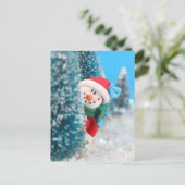 Snowman verbergt of spiekt achter een boom briefkaart (Staand voorkant)