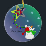 Snowman vliegt in de lucht keramisch ornament<br><div class="desc">Een zoete snowman die een reeks lichten van een ster vasthoudt.</div>
