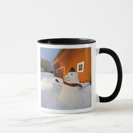 Snowman voor de rode schuur in Columbia Herfsten Mok (Rechts)