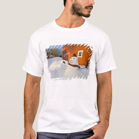 Snowman voor de rode schuur in Columbia Herfsten T-shirt (Voorkant)
