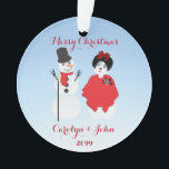 Snowman & vrouw gekleed voor kerstfeest ornament<br><div class="desc">Snowman & vrouw drukte zich voor paren,  pasgetrouwden en speciale paren in voor feestdagen. Snowman en vrouw tekenen door Claudine Boerner met een aantal accenten die vrijkomen onder licentie CC0.</div>