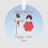 Snowman & vrouw gekleed voor kerstfeest ornament (voorkant)
