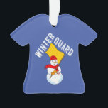 Snowman Winter Guard Metal Ornament<br><div class="desc">De tekst van de wintergarde met een sneeuwpop die een vlag draagt en een sjaal met vlaggen draagt,  is een humoristisch ontwerp voor de colorguard en de wintergarde bij de geboorte en feestdagen</div>