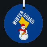 Snowman Winter Guard Metalen Ornament<br><div class="desc">De tekst van de wintergarde met een sneeuwpop die een vlag draagt en een sjaal met vlaggen draagt,  is een humoristisch ontwerp voor de colorguard en de wintergarde bij de geboorte en feestdagen</div>
