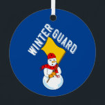 Snowman Winter Guard Metalen Ornament<br><div class="desc">De tekst van de wintergarde met een sneeuwpop die een vlag draagt en een sjaal met vlaggen draagt,  is een humoristisch ontwerp voor de colorguard en de wintergarde bij de geboorte en feestdagen</div>