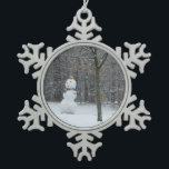 Snowman Winter Sneeuwscene van de buren Tin Sneeuwvlok Ornament<br><div class="desc">Sommige van onze buren hebben kleine kinderen,  en ik moet net voorbij lopen nadat ze een schattige sneeuwman hebben afgewerkt. Bekijk onze winkel voor meer winterlandschapsfotografie. Dit afbeelding is ook voorzien van het breedbeeldbehangsel "The Buurs Snowman" op www.mlewallpapers.com.</div>