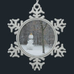 Snowman Winter Sneeuwscene van de buren Tin Sneeuwvlok Ornament<br><div class="desc">Sommige van onze buren hebben kleine kinderen,  en ik moet net voorbij lopen nadat ze een schattige sneeuwman hebben afgewerkt. Bekijk onze winkel voor meer winterlandschapsfotografie. Dit afbeelding is ook voorzien van het breedbeeldbehangsel "The Buurs Snowman" op www.mlewallpapers.com.</div>