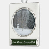Snowman Winter Sneeuwscene van de buren Verzilverd Banner Ornament (Links)