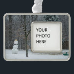 Snowman Winter Sneeuwscene van de buren Verzilverd Omlijst Ornament<br><div class="desc">Sommige van onze buren hebben kleine kinderen,  en ik moet net voorbij lopen nadat ze een schattige sneeuwman hebben afgewerkt. Bekijk onze winkel voor meer winterlandschapsfotografie. Dit afbeelding is ook voorzien van het breedbeeldbehangsel "The Buurs Snowman" op www.mlewallpapers.com.</div>