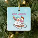Snowman Winter Sports Name and Wish Ceramic Orname Keramisch Ornament<br><div class="desc">Speelbare sneeuwmannen die aan de voorkant draaien en op de achterkant schaatsen. Cute cadeau voor de skater,  sleder,  skier,  hockeyspeler op je lijst. Voeg hun naam op de voorkant toe en schrijf een wens op de achterkant. Gemakkelijk.</div>