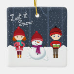 Snowman Winter Wonderland Keramisch Ornament<br><div class="desc">Snowman Winter Wonderland laat het sneeuwen,  laat het sneeuwen,  laat het sneeuwen. Viel het seizoen met dit leuke en griezelige winterthema. Dit winterontwerp bestaat uit een leuke,  liefhebbende sneeuwman en twee vrolijke kinderen die gekleed zijn in hun warmste winterzweet. Haal de lol uit de accessoires,  cadeaus,  feestvieren en kantoorbenodigdheden.</div>