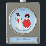 Snowman Woman Verzilverd Banner Ornament<br><div class="desc">Vrolijk kerstfeest Snowman en kerstversiering voor paren,  nieuwigheden en verlovingen. Snowman en vrouw tekenen door Claudine Boerner met een aantal accenten die vrijkomen onder licentie CC0.</div>