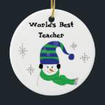 Snowman World's beste leraar Keramisch Ornament<br><div class="desc">Schroef een leraar met dit geweldige ornament met een coole sneeuwman met een gestreepte toque en groene sjaal. Sneeuwvlokken die over dansen.</div>