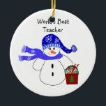 Snowman World's beste leraar Keramisch Ornament<br><div class="desc">Cute snowman in blauw pet en sjaal met een emmer vakantiebehandelingen. Een boodschap voor 's werelds beste leraar.</div>