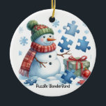 Snowman's Puzzle Wonderland Keramisch Ornament<br><div class="desc">Sneeuwmannen hebben hun eigen unieke talenten; een dergelijke sneeuwman is in verwondering tijdens een poging om puzzelstukken te monteren. Dit ornament met kerstbomen toont een grillig tafereel van een sneeuwman met takarmen, gekleed om indruk te maken met puzzelstukjes om hem heen. Een kleine vakantie humor op dit Puzzle Wonderland ornament....</div>