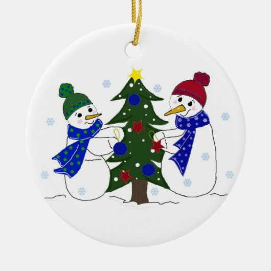 Snowmen die een kerstboom decorteren keramisch ornament (Voorkant)