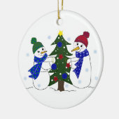 Snowmen die een kerstboom decorteren keramisch ornament (Links)