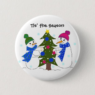 Snowmen die een kerstboom decorteren ronde button 5,7 cm