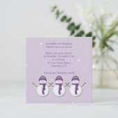 Snowmen met Paarse Petten Scarves Kerstmis Invitat Kaart (Staand voorkant)