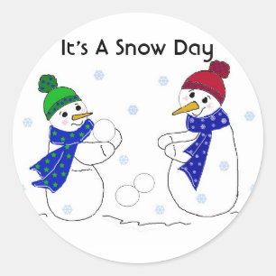 Snowmen spelen in de sneeuw ronde sticker