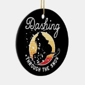 Snowmobiing - Dashing door de sneeuw Keramisch Ornament (Rechts)