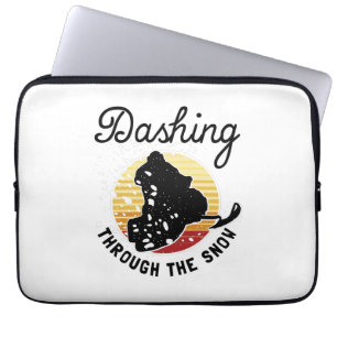 Snowmobiing - Dashing door de sneeuw Laptop Sleeve